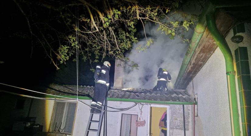 Tűzoltók, rendőrök és mentők a helyszínen: lángra kapott egy épület teteje Fonyódon