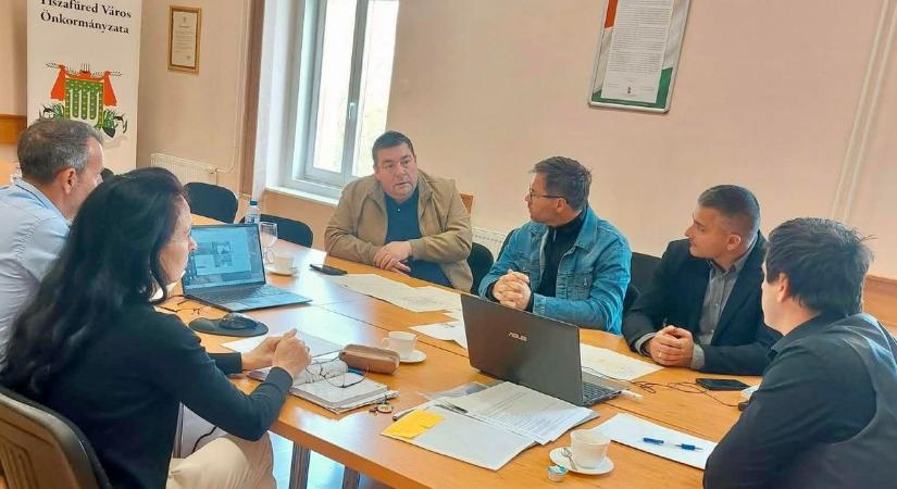 Bontják a balesetveszélyes kéményt, jön a modern belső: hatalmasat fejlődik a betegellátás Tiszafüreden