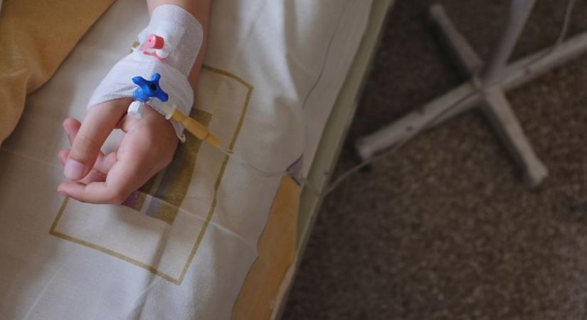 Kétéves kislányuk gyerekkori demenciával él, a következő babáról pedig kiderült, hogy ugyanazt a génhibát hordozza – ezt kell tudni a szörnyű betegségről