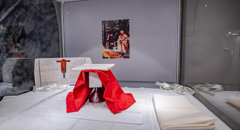 Pápa a vasfüggöny mögül