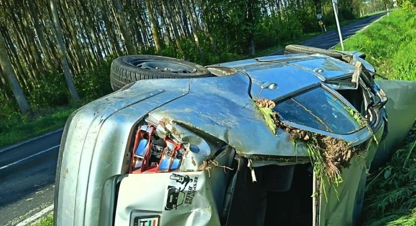 Árokba csapódott egy Volkswagen Berzence és Nagyatád között - fotók a helyszínről