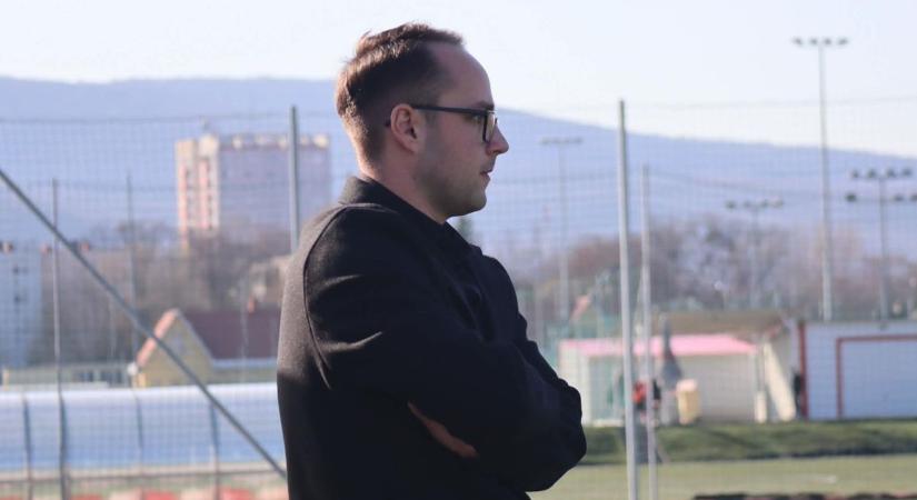 Azt hiszed, meccs közben gondolkodik a poénokon? A Felsőzsolca edzője elárulta, hogyan születnek a legendás nyilatkozatok