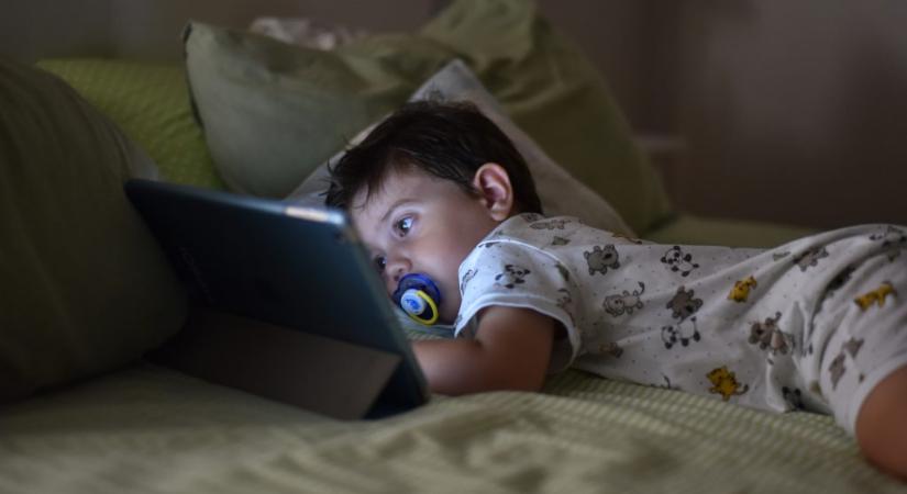 Elképesztő károkat okozunk, ha a hisztiző gyerek kezébe rögtön telefont nyomunk némi csöndért cserébe