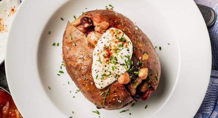 Héjában sült krumpli babos raguval töltve: egyszerű, laktató egytálétel