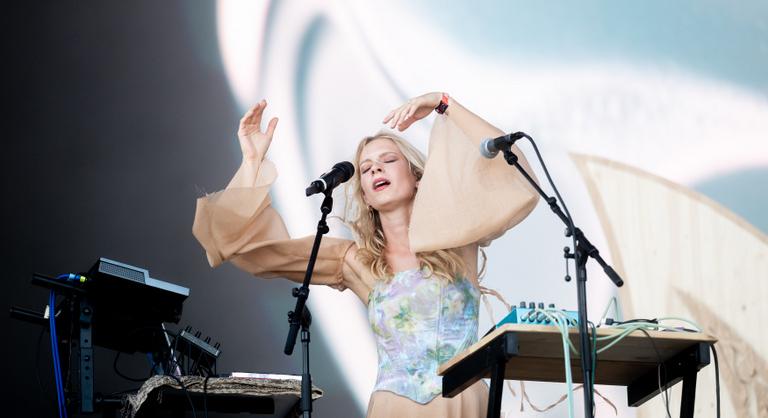 Egy fiatal lány virágba borította a színpadot és a lelkünket