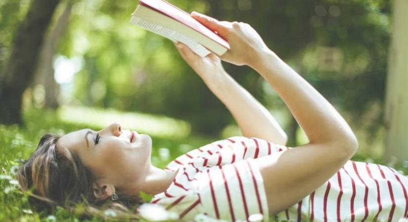 Újra divatba jön a könyvolvasás: a fiatalok 64%-a csökkenti az online töltött időt