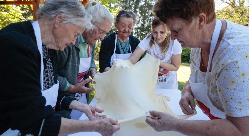 Rétesnyújtás, amit a fiatalok is elleshettek: így adták tovább a tudást - fotók, videó