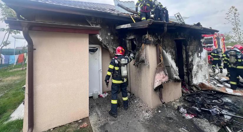 Égve hagyhatta a gyertyát, férfi szénné égett holttestére találtak a kigyulladt házban