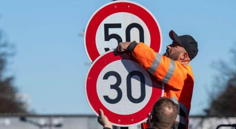 Változnak a sebességhatárok az ország útjain, Tolnában két útszakasz is érintett