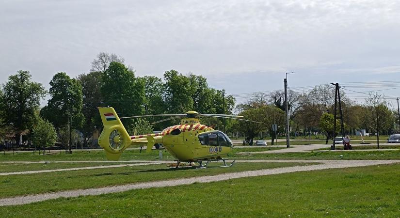 Mentőhelikopter szállt le a jászapáti vásártéren