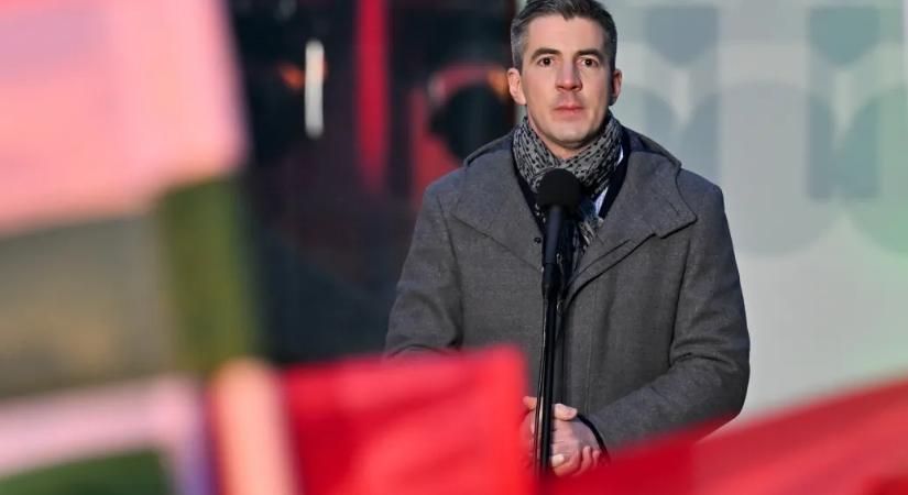 Kocsis Máté szerint nem tiltatta le a Hír TV-s interjút, baki történt, majd a Fidesz saját kis árulóiról és pénzéhes potyautasokról írt