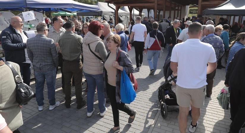 Ez lehet Hajdú-Bihar legújabb kedvenc szabadtéri vásártere, már kora reggel rengetegen érkeztek - fotókkal, videóval