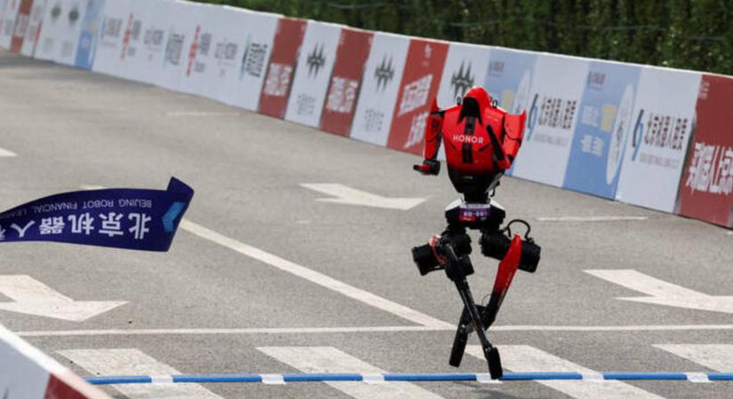 Emberi világcsúcsot döntött meg egy humanoid robot a pekingi félmaratonon (video)