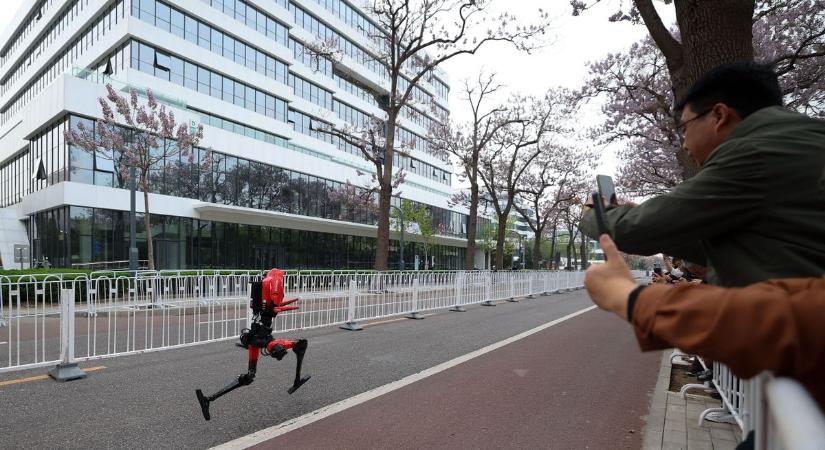 Sokkoló világcsúcs: a humanoid robot rekordidővel nyerte meg a félmaratont