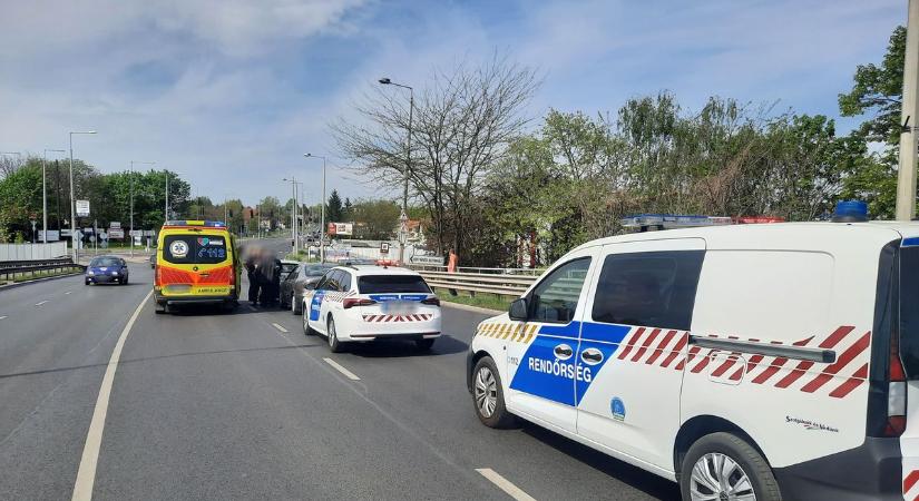 Baleset történt Nyíregyháza forgalmas útszakaszán, a mentőket is riasztották (fotókkal)