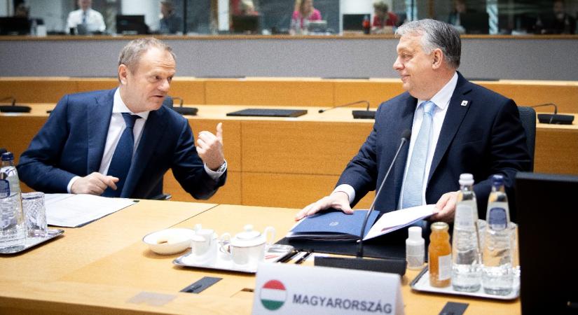 Robert Fico is távolodhat Orbán Viktor álláspontjától – mondja a Donald Tusk