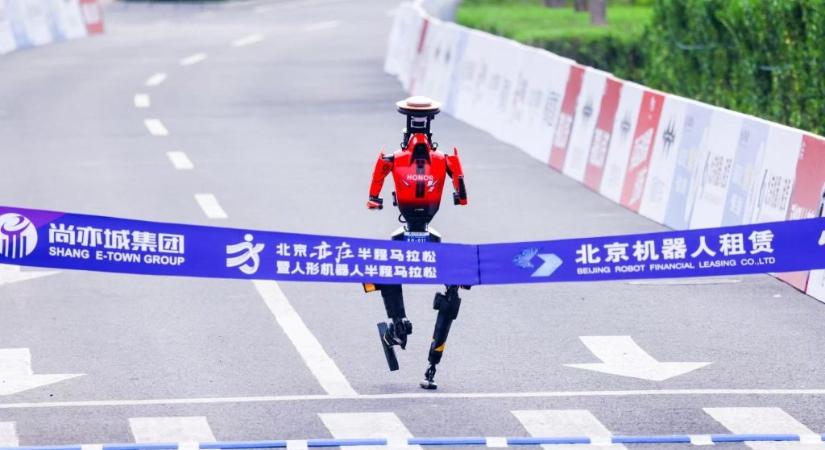 Világcsúccsal nyerte a félmaratont egy robot, pedig a hajrában felborult