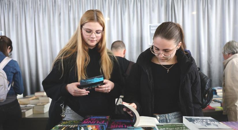 Őrület a könyvvásáron: tömeg rohamozta meg a raktárvásárt, fillérekért viszik a könyveket!