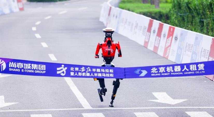 Humanoid robot sprintelte le a mezőnyt a pekingi félmaratonon - nézze meg Flash rohanását a galériában