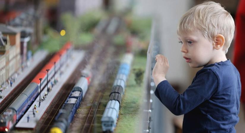 Mini mozdonyokkal telt meg a Gömöri pályaudvart - fotókkal, videóval