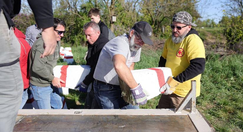 Kövek segítik a tájékozódást az Eger-körüli panoráma kerékpárúton