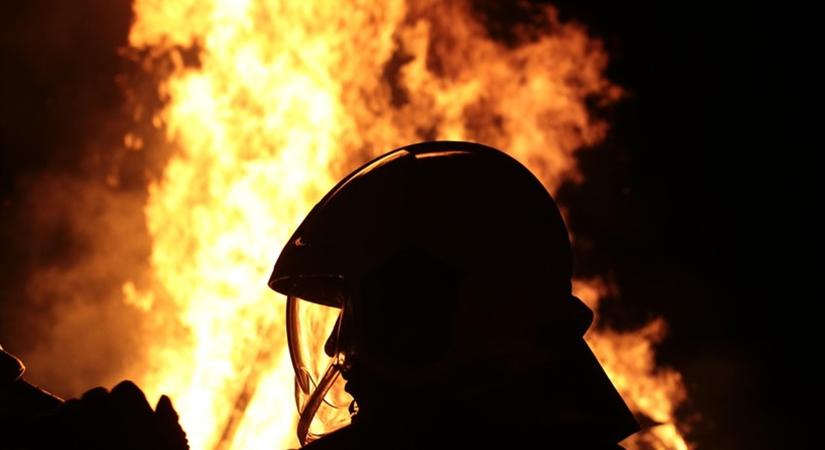 Lángokban állt a takarmány: 100 körbála égett porig