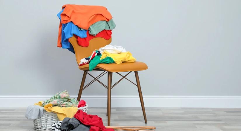 Ezt jelenti, ha valaki állandóan a székre dobálja a ruháit a pszichológia szerint