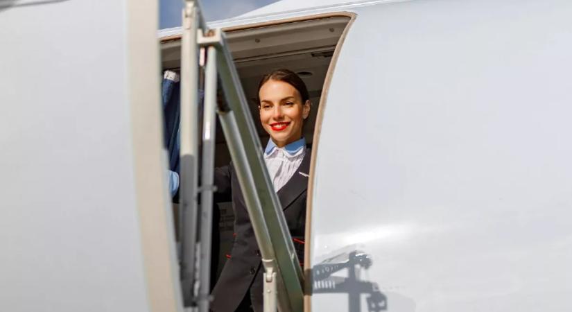 Ezért állnak valójában a légiutas-kísérők az ajtóban beszállás közben