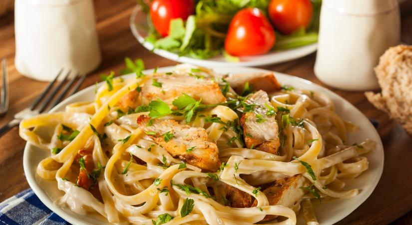 Olasz ismerősöm tanította ezt a 20 perces tésztát, azóta mindenki a csodájára jár: csak 3 hozzávaló, és egészen Rómáig repít