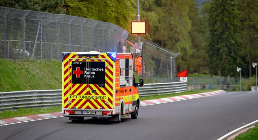 Halálos baleset az autóversenyen – Max Verstappent is sokkolták a történtek