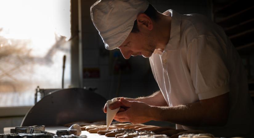 “Mi nem spórolunk az alapanyagokkal” – interjú Radics Zoltánnal, a mézeskalács-készítés debreceni nagymesterével