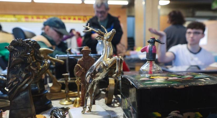 Döbbenetes ár a piacon: ezért a kis üvegért százezret kértek a Mars téren – galériával, videóval