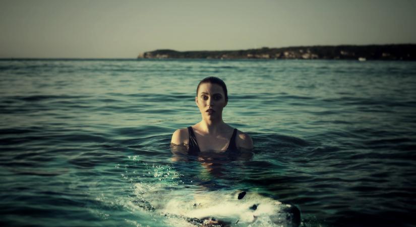 Darabokra téptek egy fehér cápát, 60 éves több tonnás élőlény támadt rá a mélyből