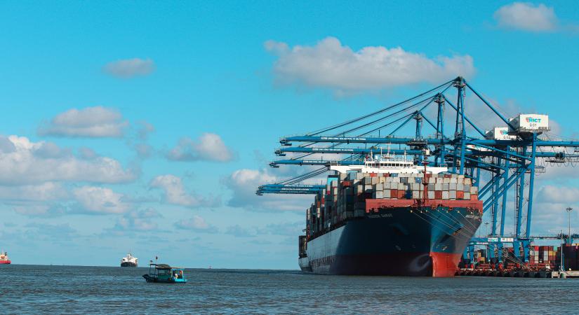 Közeledés ide vagy oda, Irán ismét lezárta a Hormuzi-szorost