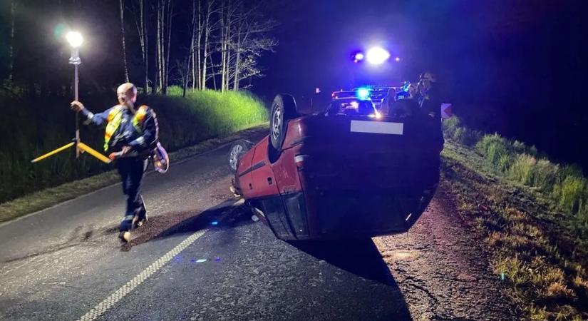Drámai képek a helyszínről: fejtetőn állt meg a kocsi a szombati balesetben