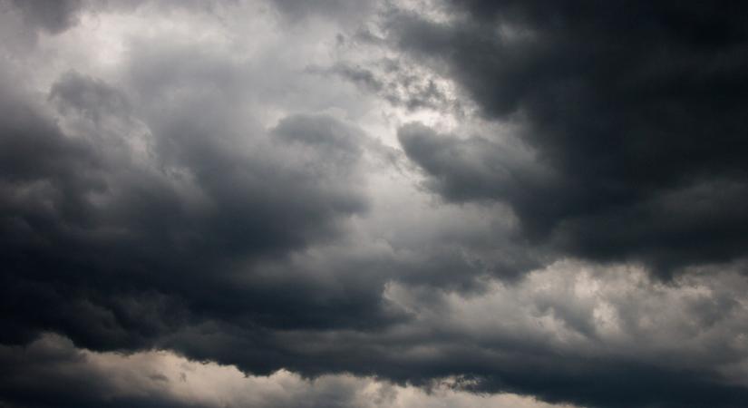 Elsőfokú riasztás: Jégesővel és viharos széllel csap le a hidegfront