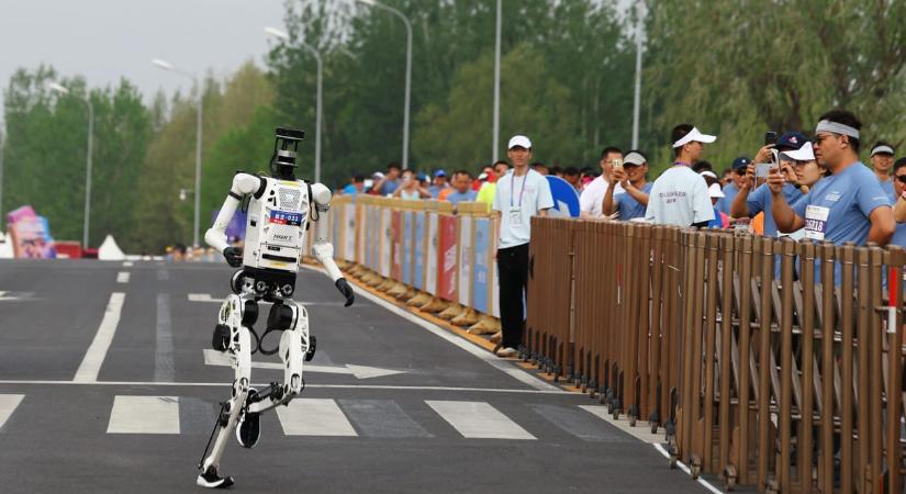Egy kínai robot világcsúcsot döntött félmaratonon, 7 percet vert a rekorder futóra