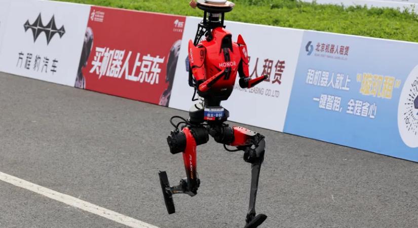 Világcsúccsal nyerte egy humanoid robot a pekingi félmaratont