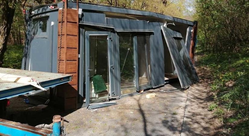 Darabokra szaggatta a fa a drága lakókonténert: kaotikus állapotok a Szép Juhászné úton
