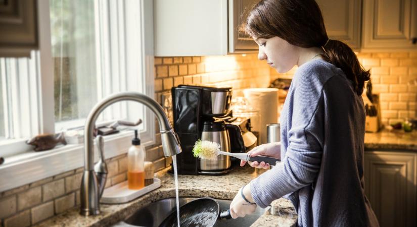 Ezért nem szabad a serpenyőt azonnal elmosni sütés után