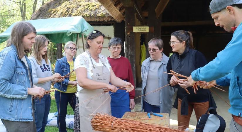 Előbb fontak, szőttek, később pálinka is folyt – Így telt skanzenben a Göcseji tavaszköszöntő