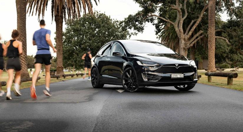 Most kezdődik: Európában is megjelentek a majdnem önvezető autók