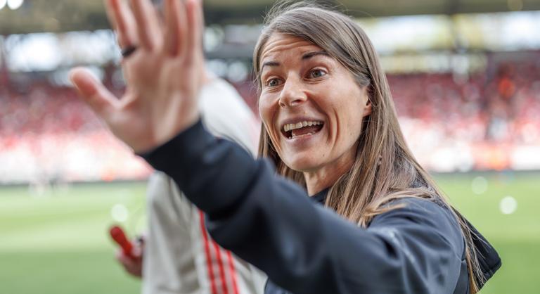 Támadások kereszttüzébe került a magyar válogatott középpályás női vezetőedzője