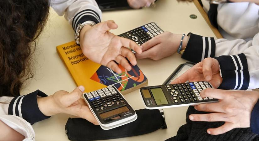 A függvénytáblába a matekérettségin lehet post-itet tenni?