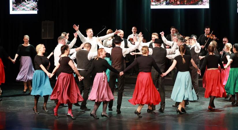 Közel félezer táncos és telt ház ünnepelte a Bartina hat évtizedét (galéria)