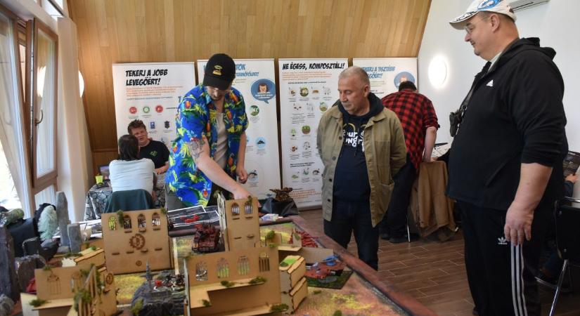 Telefonok a zsebben, kockák az asztalon: megnyílt Karcag legújabb közösségi tere – galériával