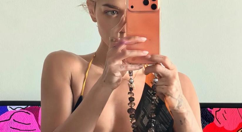 Rita Ora újra bevállalta: ilyen forró fotókat ritkán látni