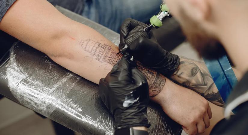 A tudósok feltárták, mi történik a tetoválófestékkel a testedben - rémisztő következtetésre jutottak