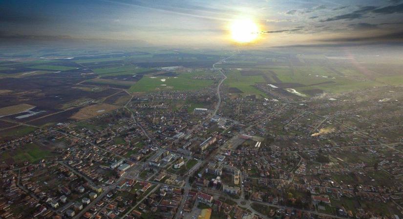 Polgármesteri gratuláció az új képviselőnek és köszönetnyilvánítás a távozónak