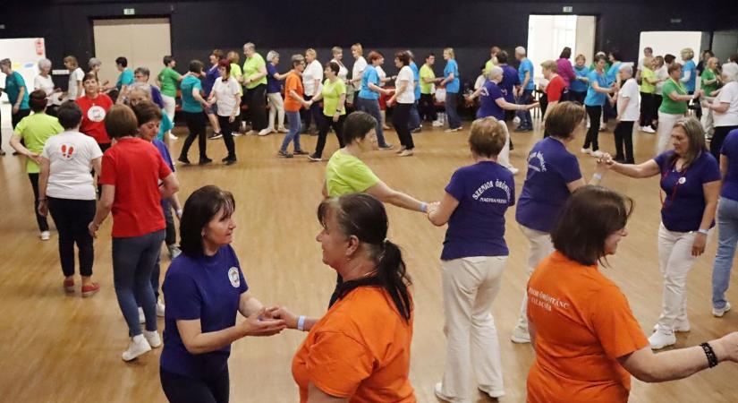 Tíz városból közel 200-an járták a szenior örömtáncot – Két jubileumot is ünnepeltek (videó)